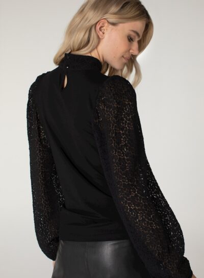 Shirt met kanten pofmouw