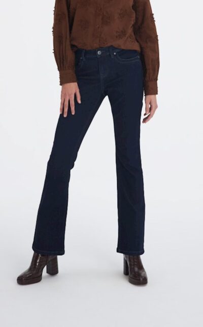 red button donkerblauwe jeans