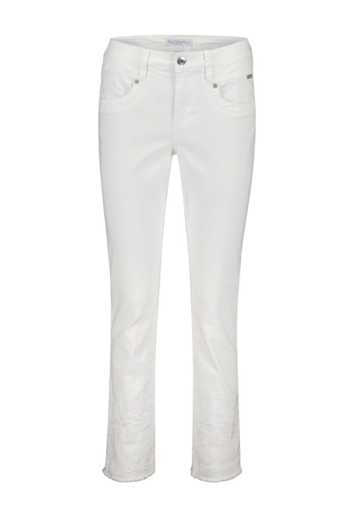 red button witte jeans