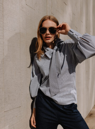 Blauw-wit gestreepte blouse met strikkraag