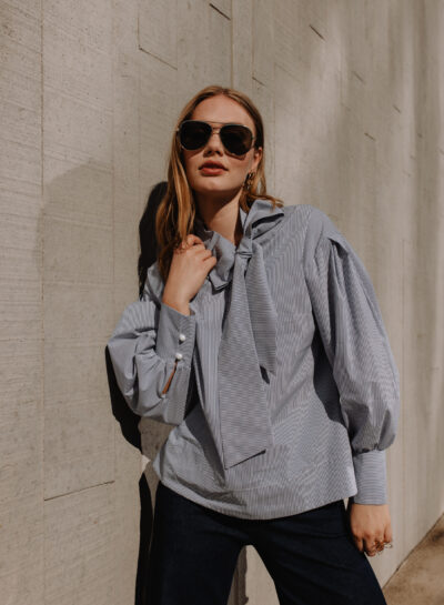 Blauw-wit gestreepte blouse met strikkraag