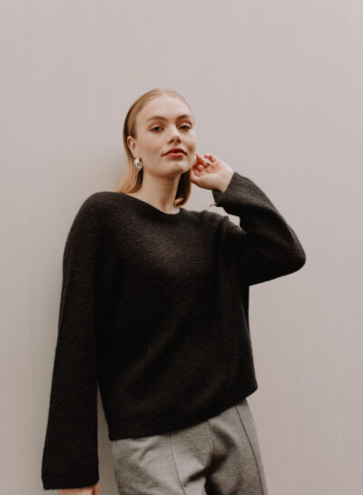 Zwarte trui met brede mouwen en alpaca
