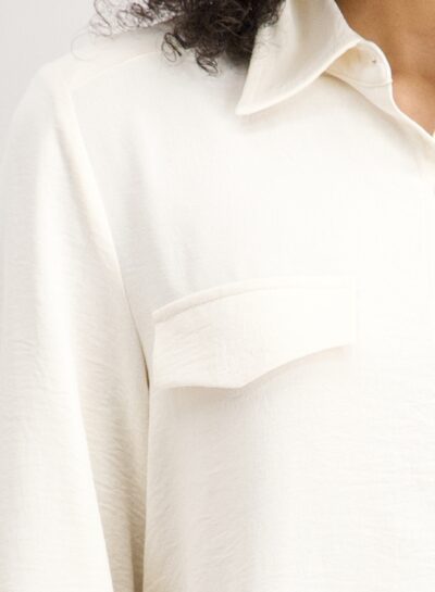 Beige blouse met borstzakken