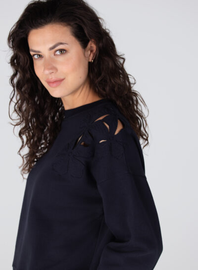 Gaby sweater met bloemdetail