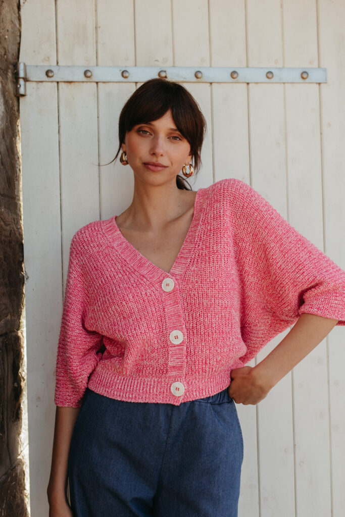 Roze gebreid vestje met knopen more than that