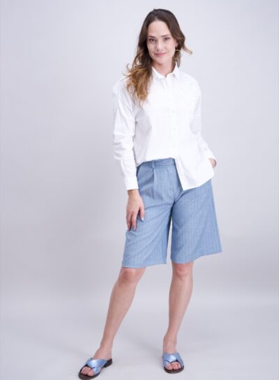 Losvallende short met fijne krijtstreep