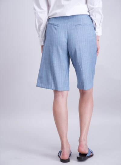 Losvallende short met fijne krijtstreep
