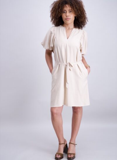 Beige kleedje met V-hals en ceintuur signe nature