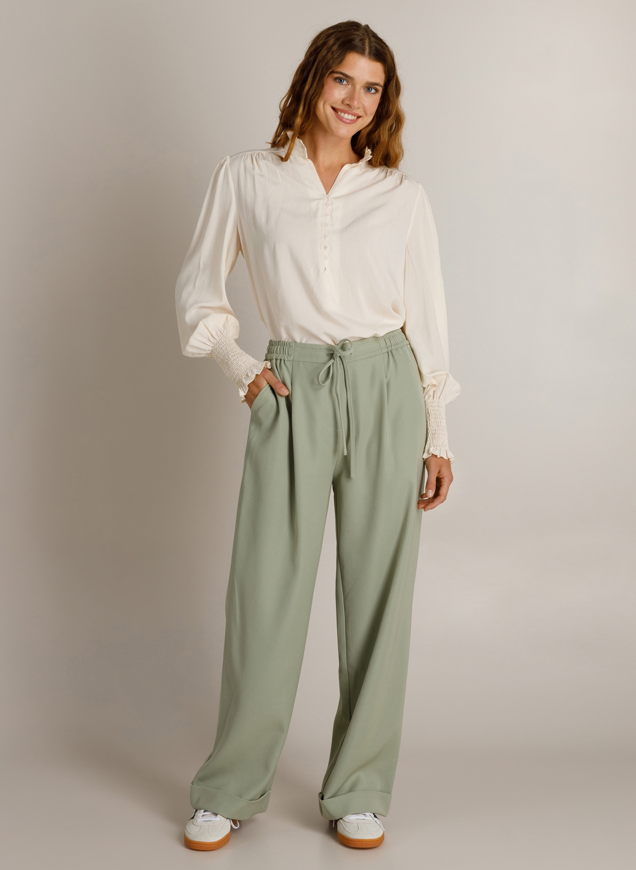 Pantalon met bandplooien en omslag - Afbeelding 2