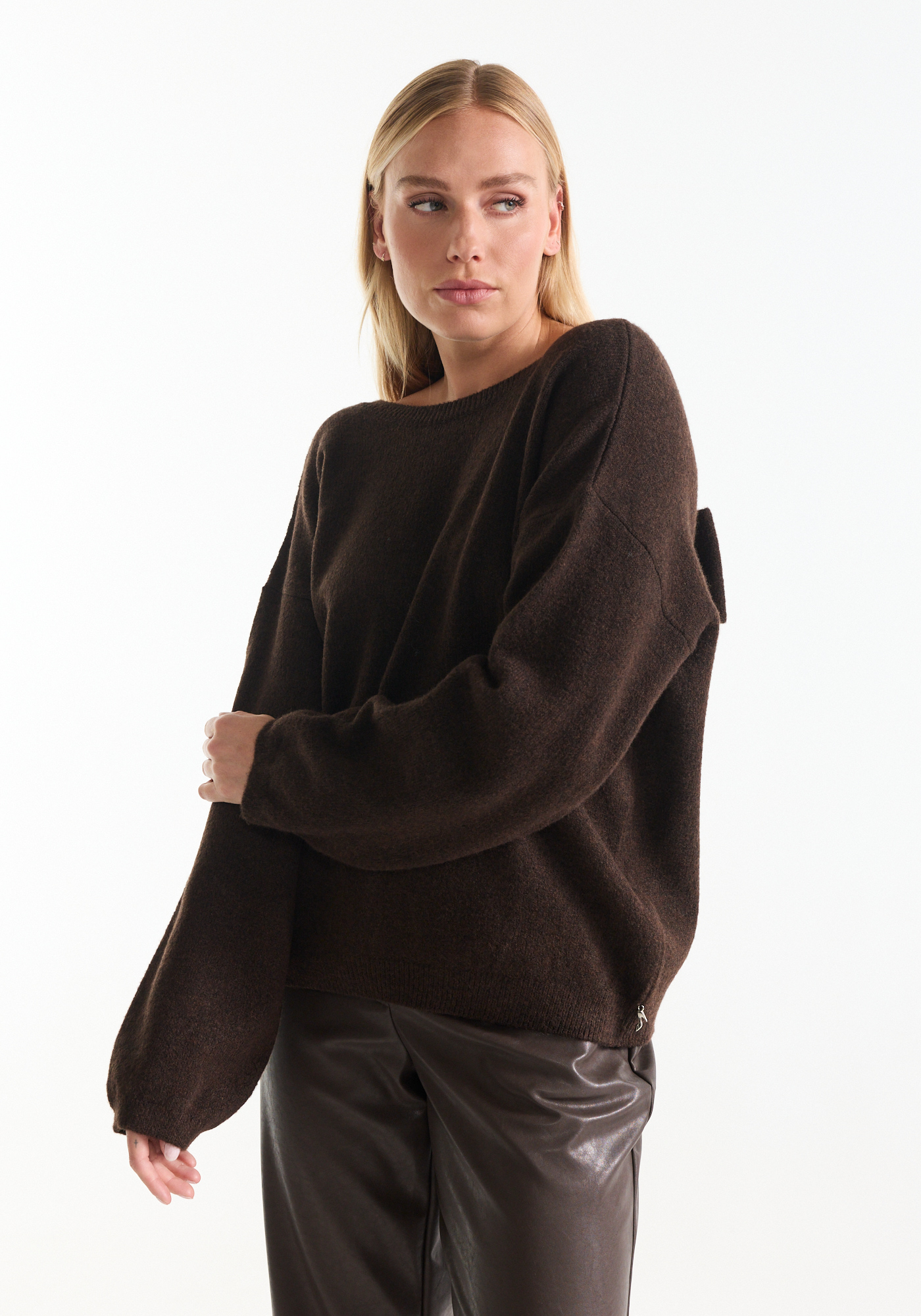 Bruine trui met open rug en strikdetail - Afbeelding 4