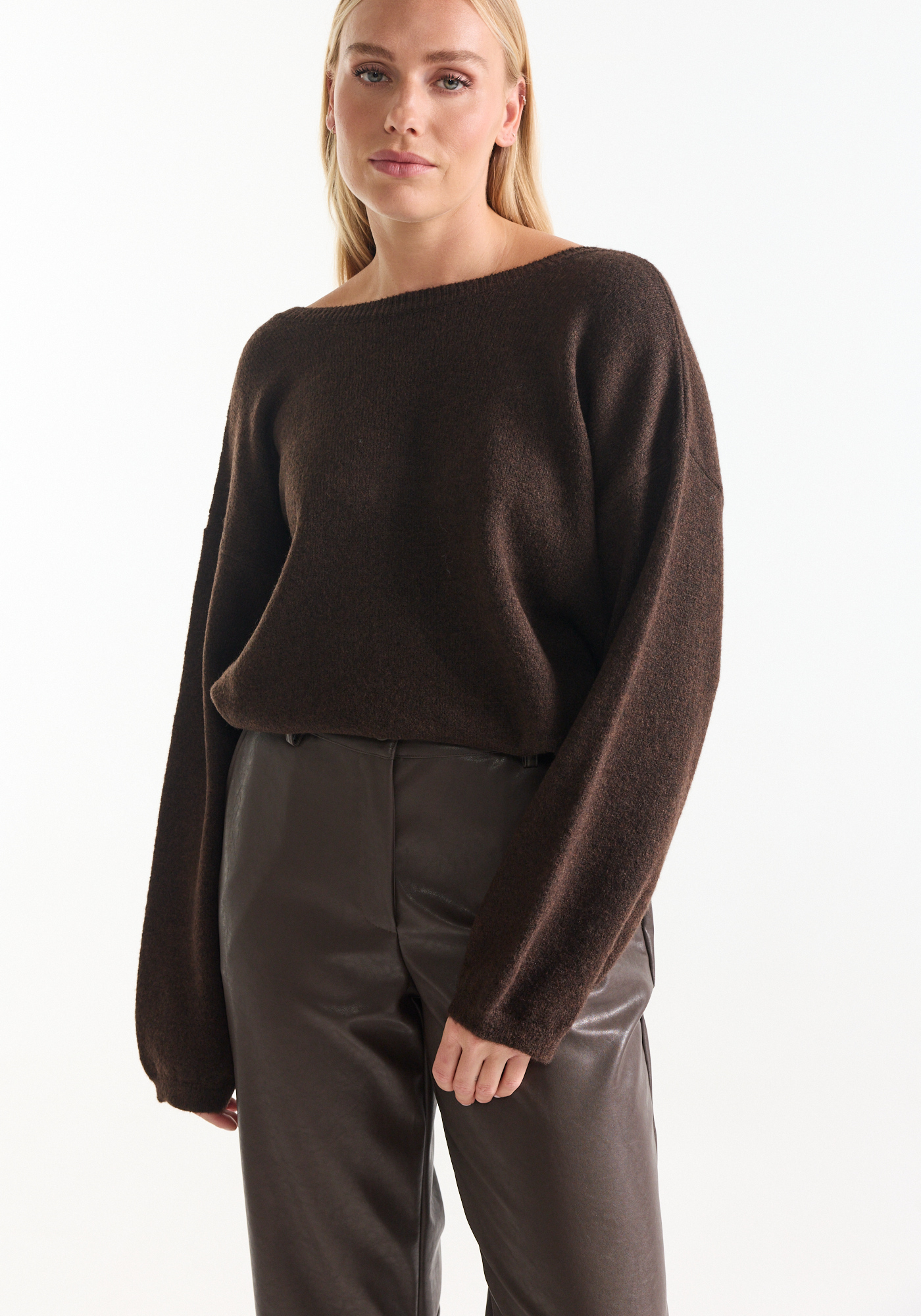 Bruine trui met open rug en strikdetail jansen amsterdam