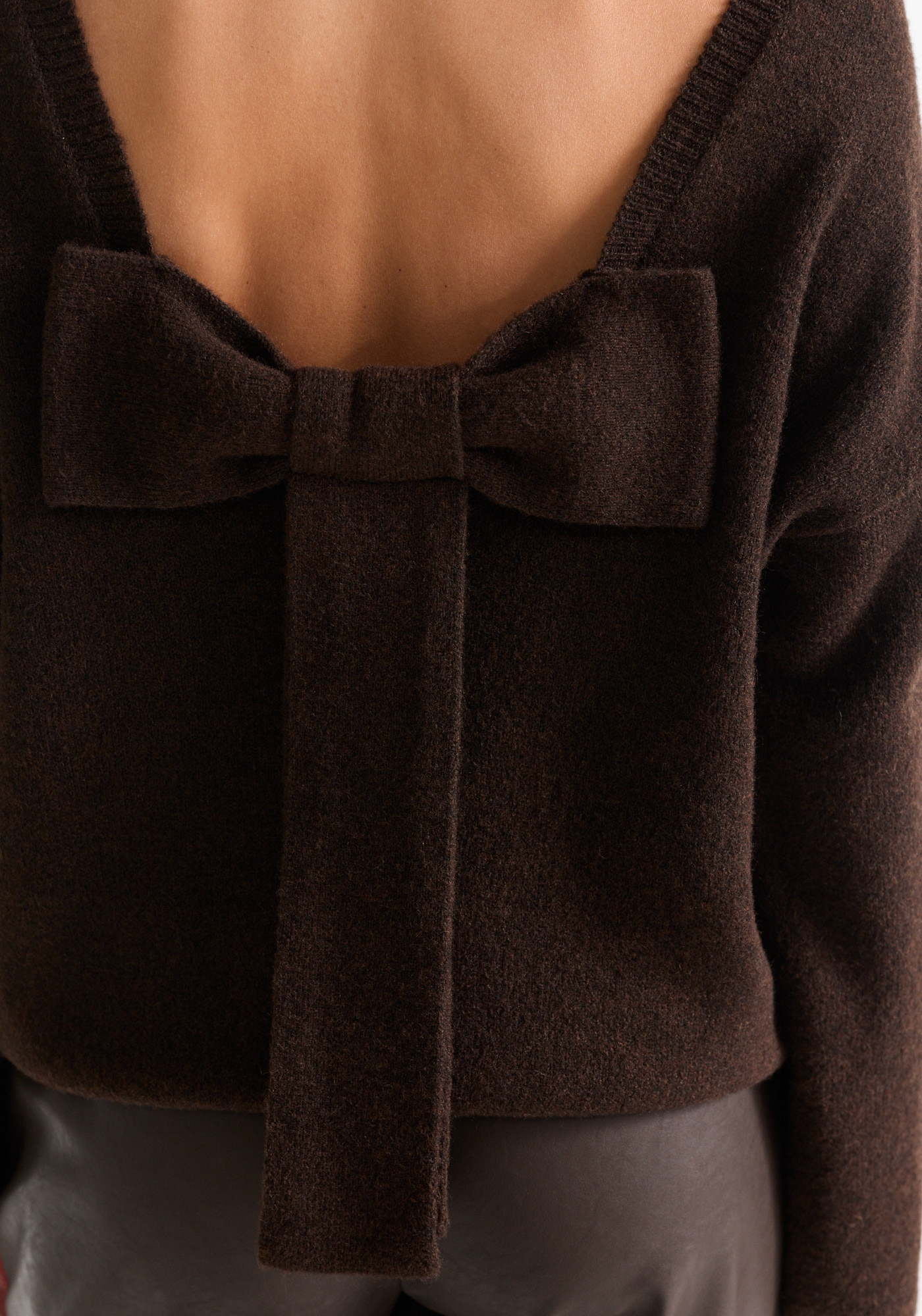 Bruine trui met open rug en strikdetail - Afbeelding 2