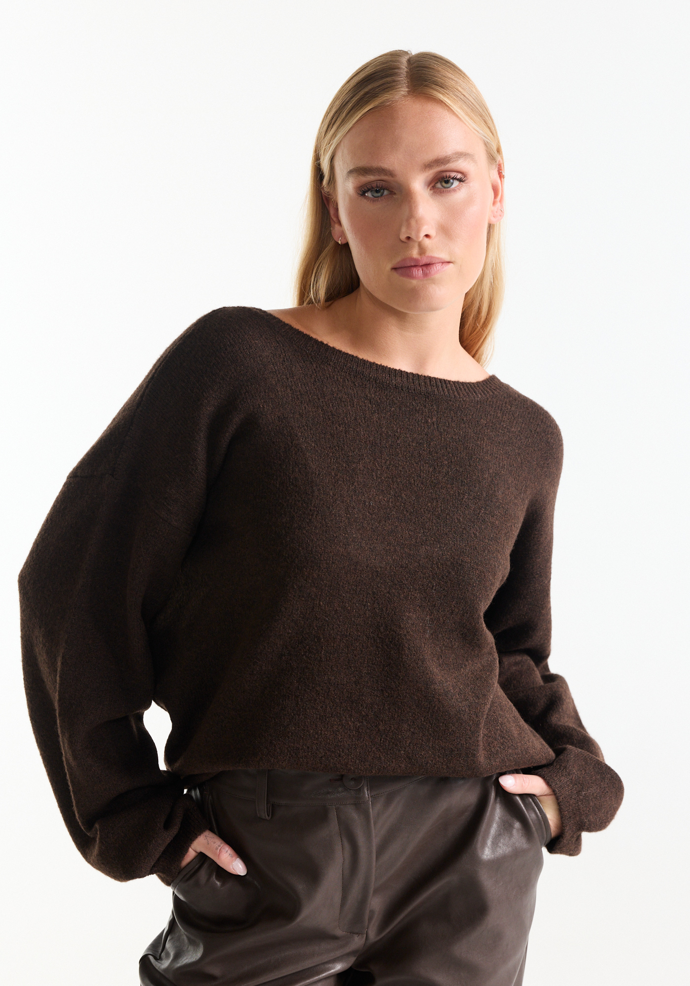 Bruine trui met open rug en strikdetail - Afbeelding 3