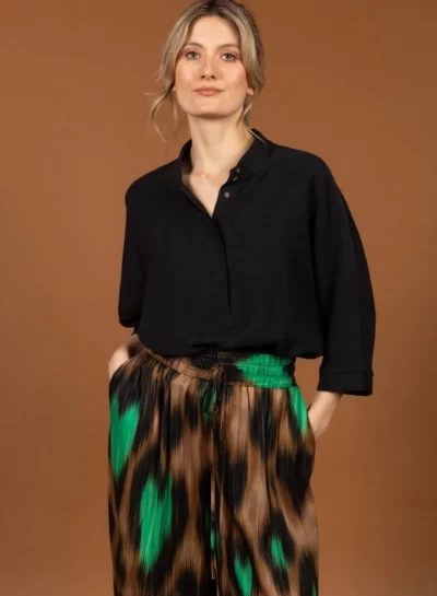 Blouse met driekwartmouw en opstaande kraag
