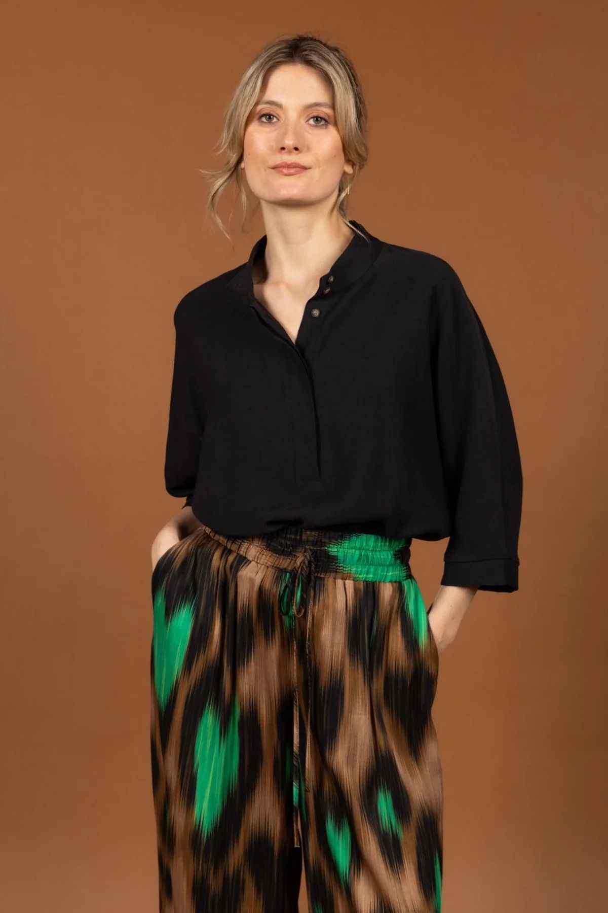 Blouse met driekwartmouw en opstaande kraag four roses