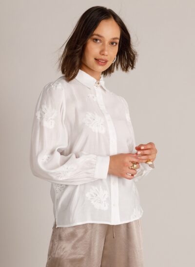Blouse met bloemenborduursel en parels
