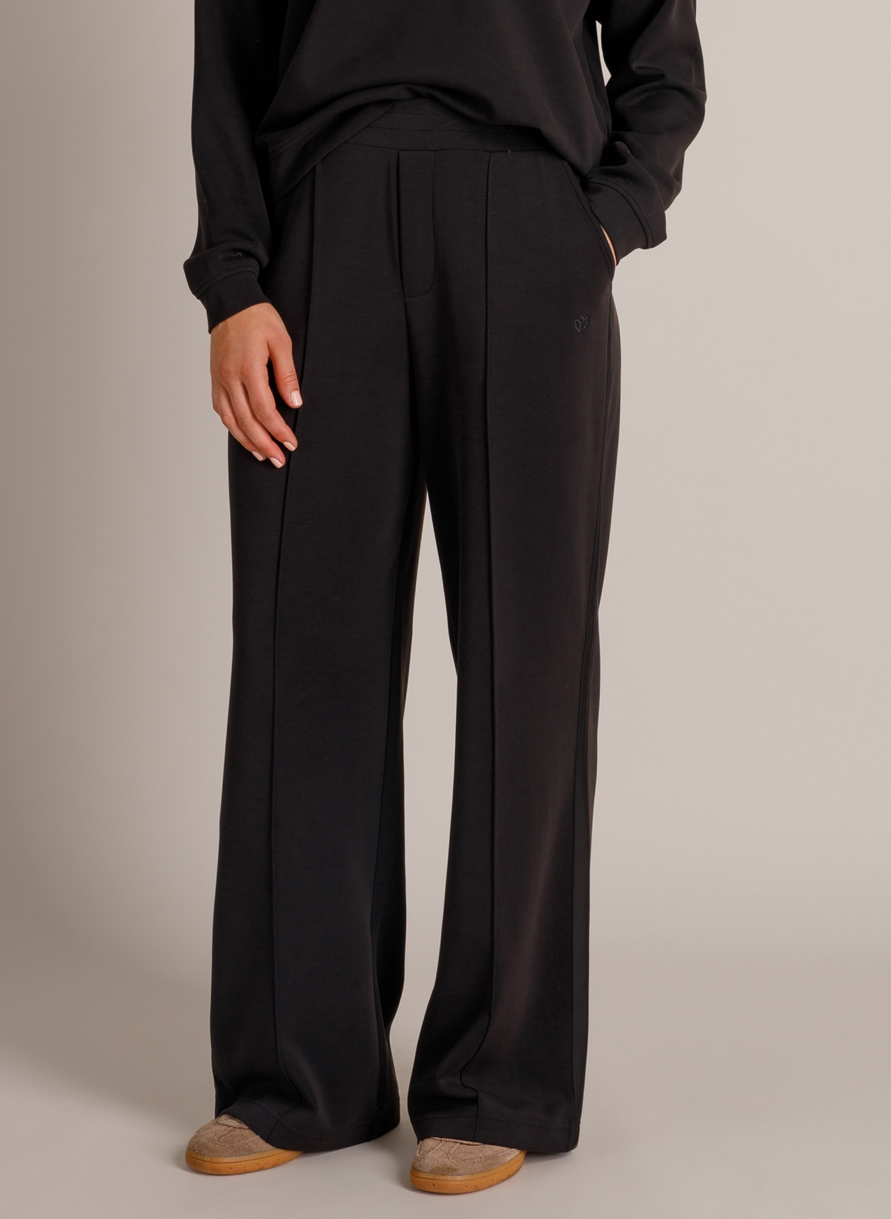 Wijde broek met satijnen bies yest