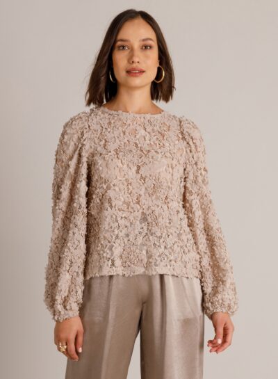 Top met 3D-bloemen en volumineuze mouwen