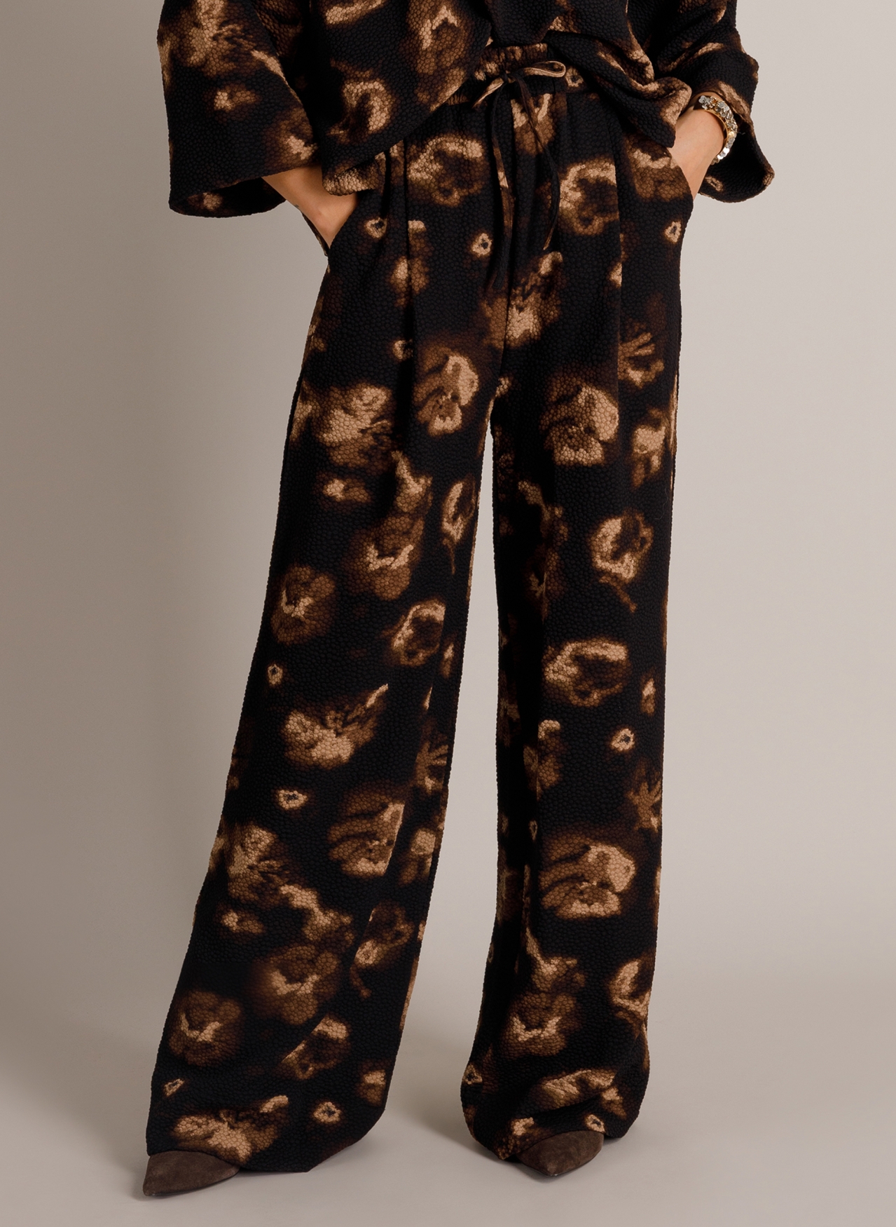 Wijde broek met bloemenprint en structuur yest