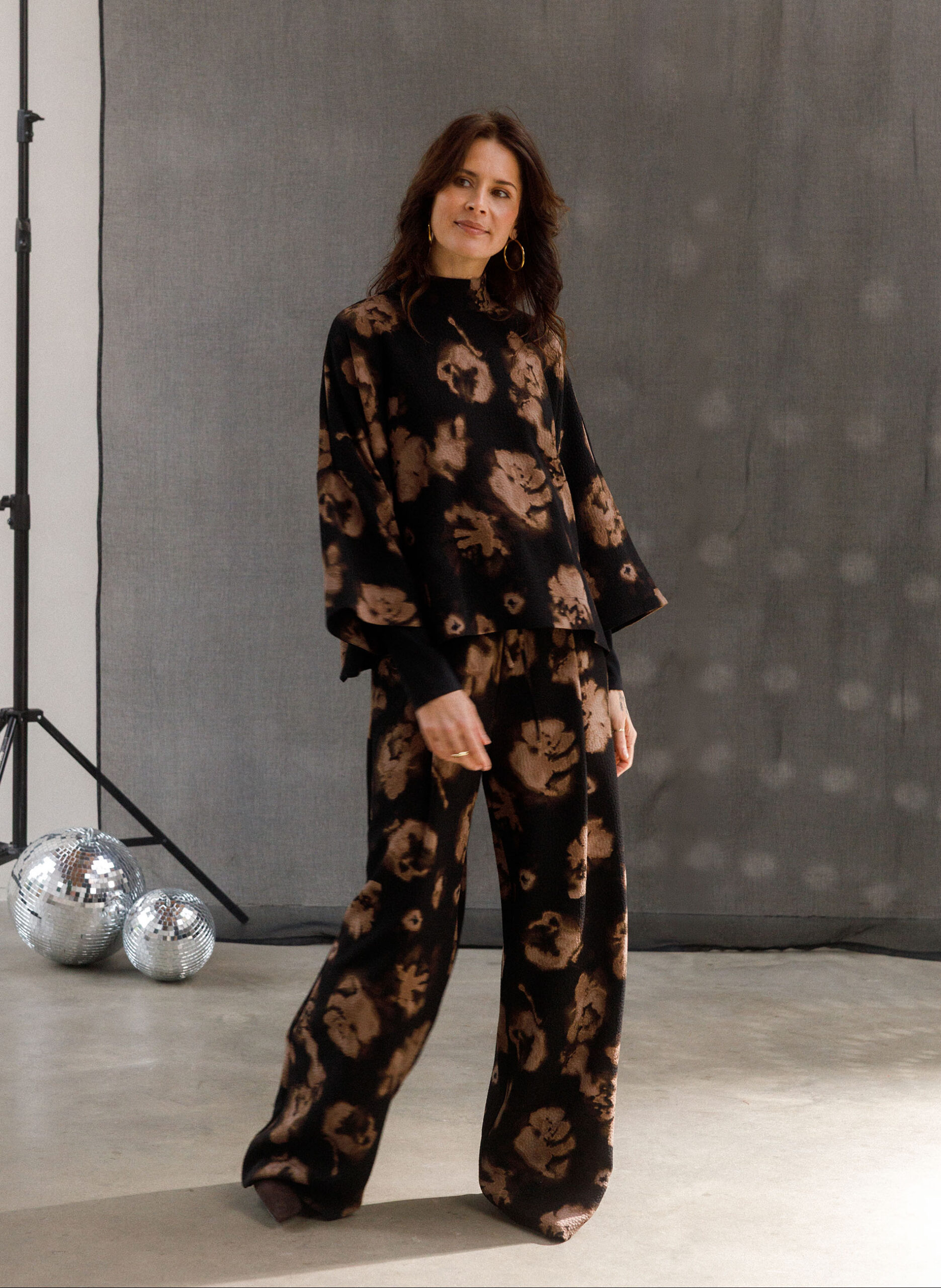 Wijde broek met bloemenprint en structuur - Afbeelding 5