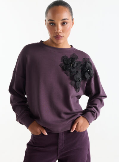 Paarse sweater met zwarte 3D bloemenapplicatie