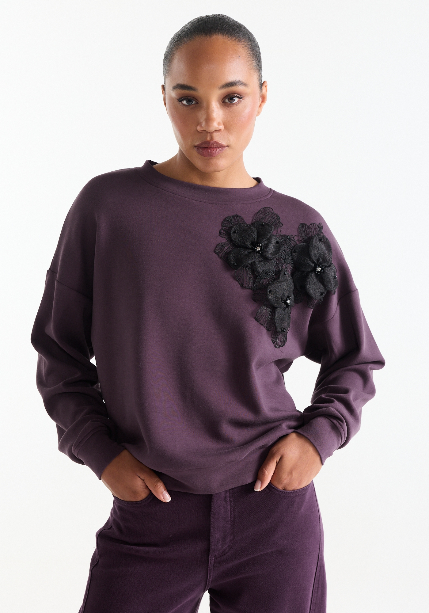 Paarse sweater met zwarte 3D bloemenapplicatie jansen amsterdam