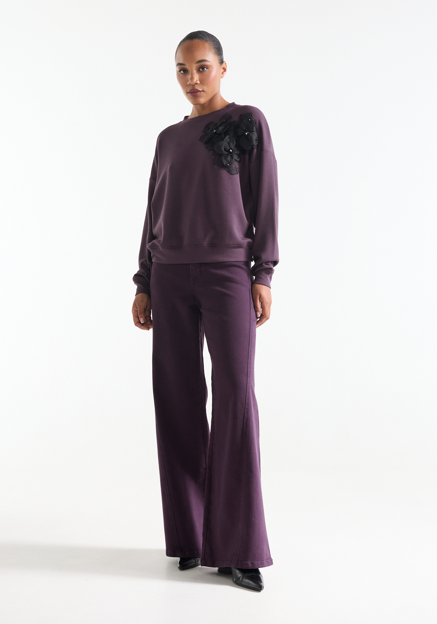Paarse sweater met zwarte 3D bloemenapplicatie - Afbeelding 5