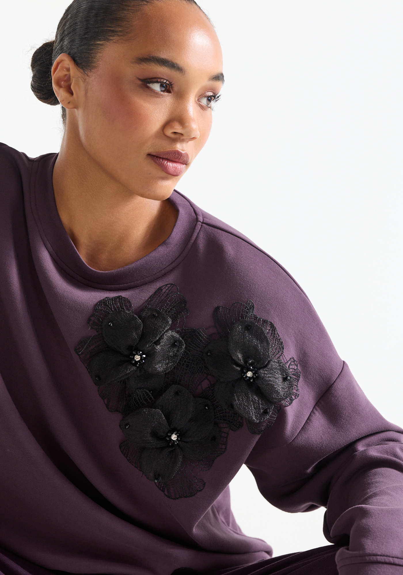 Paarse sweater met zwarte 3D bloemenapplicatie - Afbeelding 4