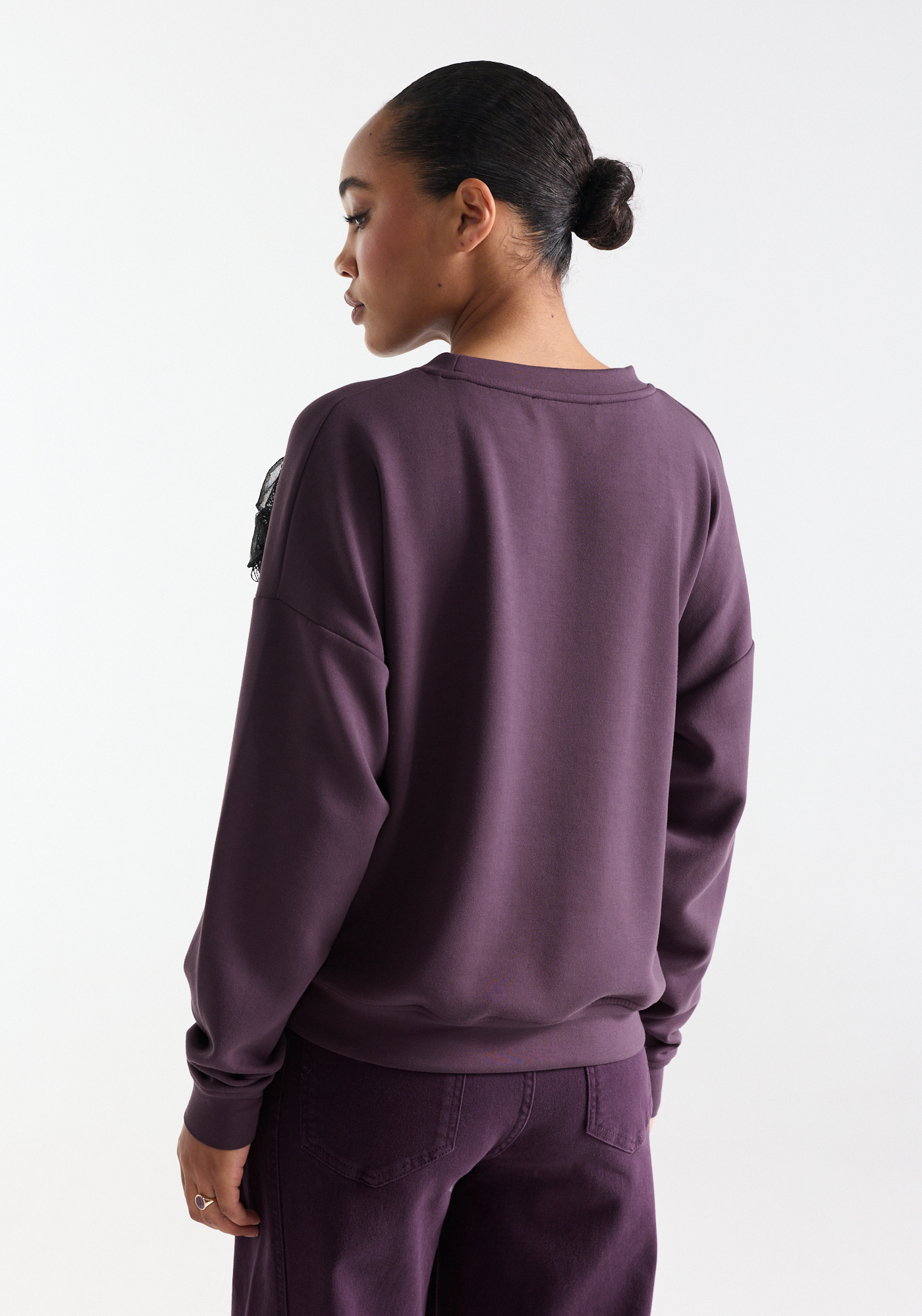 Paarse sweater met zwarte 3D bloemenapplicatie - Afbeelding 2