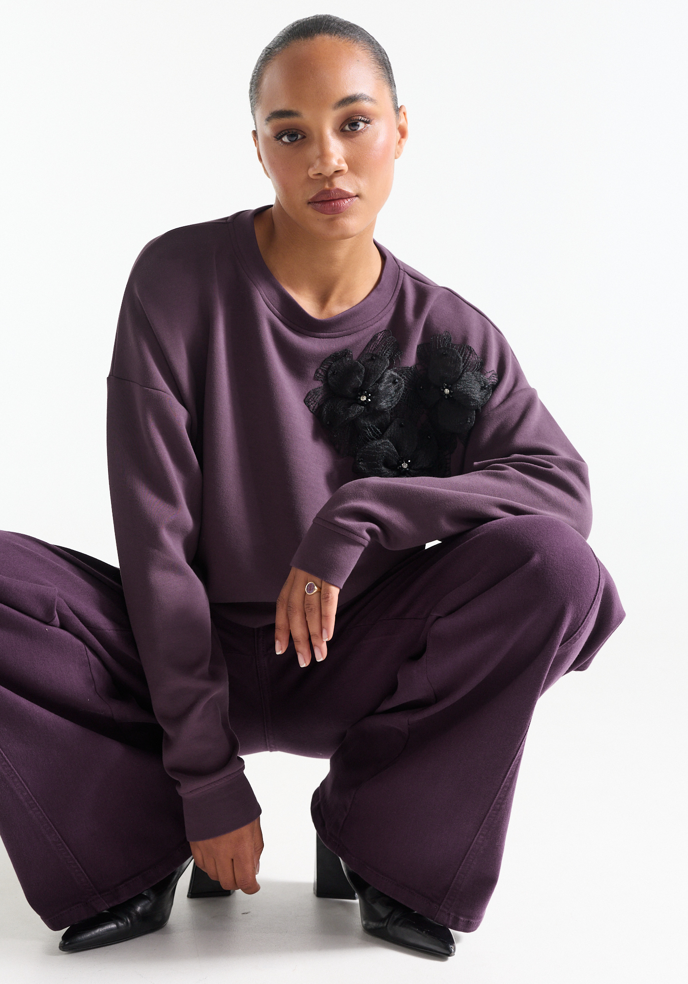Paarse sweater met zwarte 3D bloemenapplicatie - Afbeelding 3