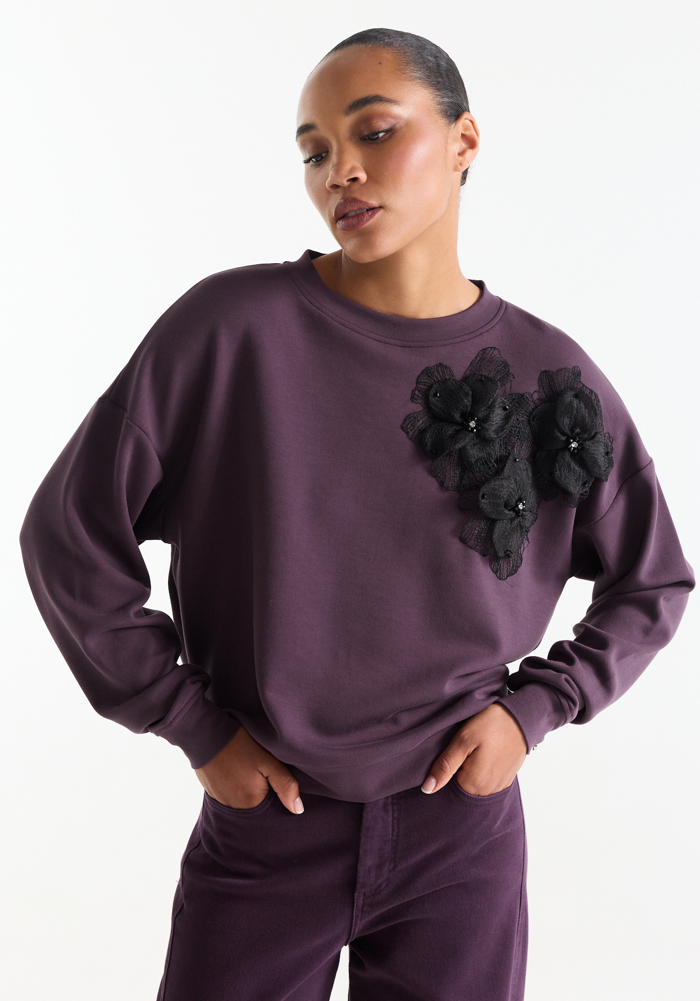 Paarse sweater met zwarte 3D bloemenapplicatie - Afbeelding 6