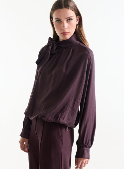 Paarse blouse met hoge hals